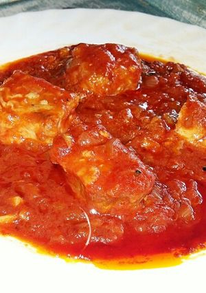 Una foto de Atún con tomate