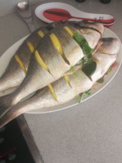 Una foto de Dorada al horno con limón y cilantro