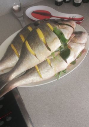 Una foto de Dorada al horno con limón y cilantro