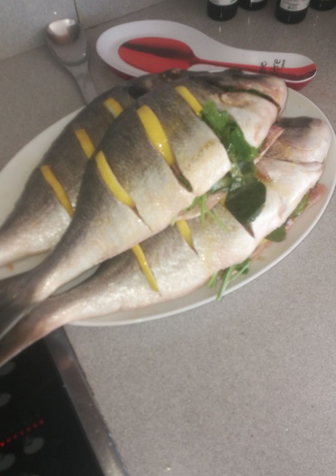 Una foto de Dorada al horno con limón y cilantro