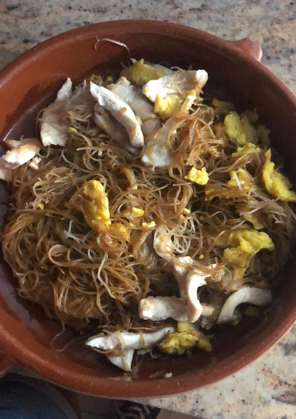 Una foto de Fideos fritos tres delicias