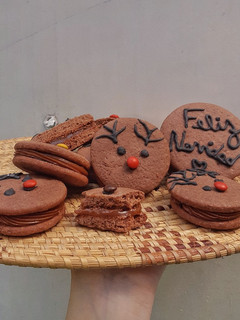 Una foto de Alfajores de chocolate navideños