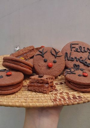 Una foto de Alfajores de chocolate navideños