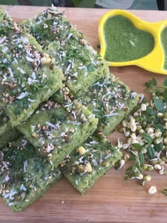 पालक मूंग दाल ढोकला (Palak moong dal dhokla recipe in hindi) रेसिपी मुख्य फोटो