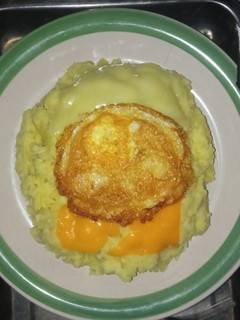 Una foto de Mi mangu de papa con huevo y queso