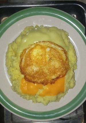Una foto de Mi mangu de papa con huevo y queso