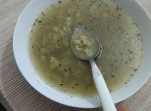 Una foto de Consomé de pollo sencillo