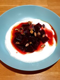 Una foto de Ensalada de remolacha y yogurt