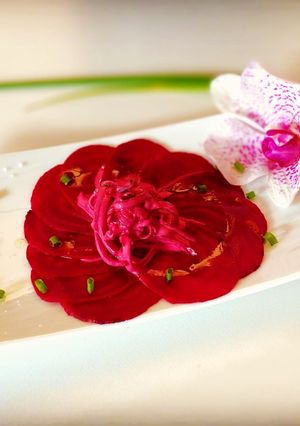 Une photo de Carpaccio de betterave rouge