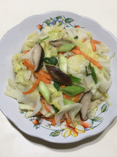 高麗菜炒鮮香菇(10分鐘上桌)(清冰箱) 的食譜成品照片