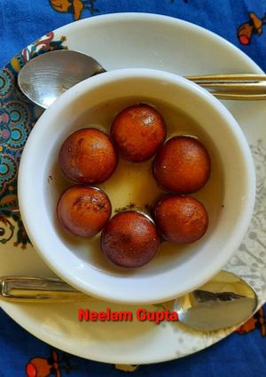 गुलाब जामुन (Gulam jamun recipe in hindi) रेसिपी मुख्य फोटो
