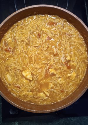 Una foto de Fideuá de pollo