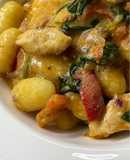 Ньокі (палюшки) з ковбасками чорізо та овочами