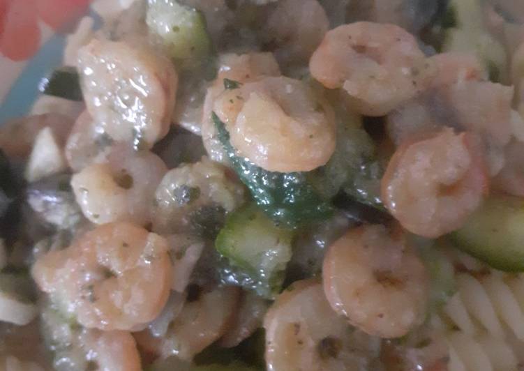 Fusilli con gamberetti e zucchine...buonissima!! 😜😜😘😘