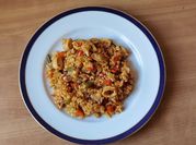 Una foto de arroz con calamar