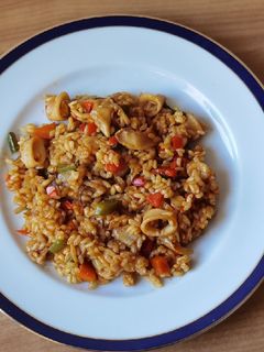 Una foto de Arroz con calamar y verduras