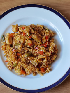 Una foto de Arroz con calamar y verduras