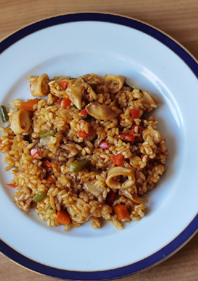 Una foto de Arroz con calamar y verduras