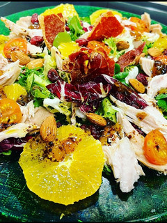 Una foto de Ensalada de pollo y naranja con crujiente de jamón y vinagreta de melocotón 🍑