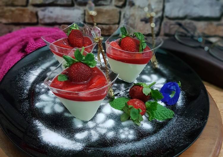 Pannacotta with Strawberry Sauce