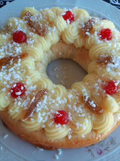 Una foto de Rosca de Reyes rellena
