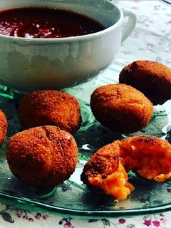 Una foto de Bolitas de calabaza, batata y queso 🧀