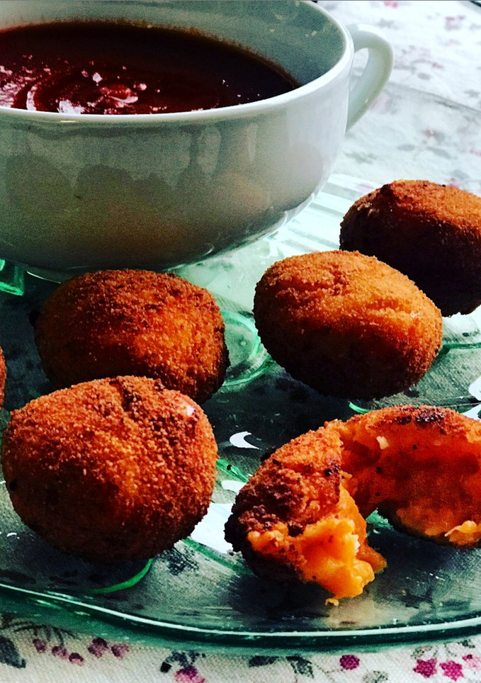 Una foto de Bolitas de calabaza, batata y queso 🧀
