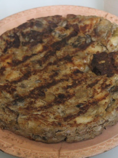 Una foto de Tortilla de alcachofas con cebolla