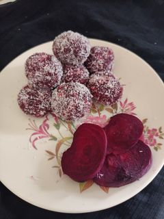 બીટ ના લાડુ (Beetroot Ladoo Recipe In Gujarati) રેસીપી મુખ્ય ફોટો