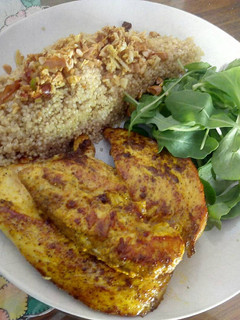 Una foto de Pollo con quinoa y brotes frescos