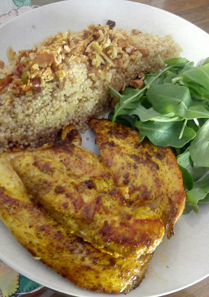 Una foto de Pollo con quinoa y brotes frescos