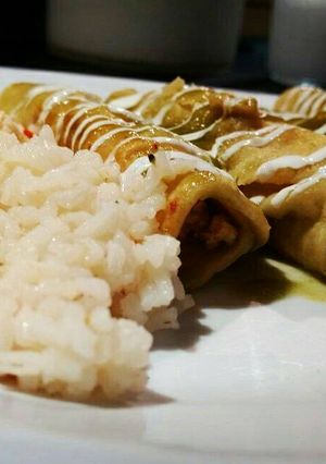 Una foto de Flautitas en salsa verde y arroz primavera