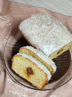 Una foto de 😍🥥 Budín húmedo de coco, relleno con dulce de leche con glaseado de coco 🥥😍