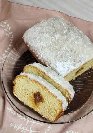 Una foto de 😍🥥 Budín húmedo de coco, relleno con dulce de leche con glaseado de coco 🥥😍