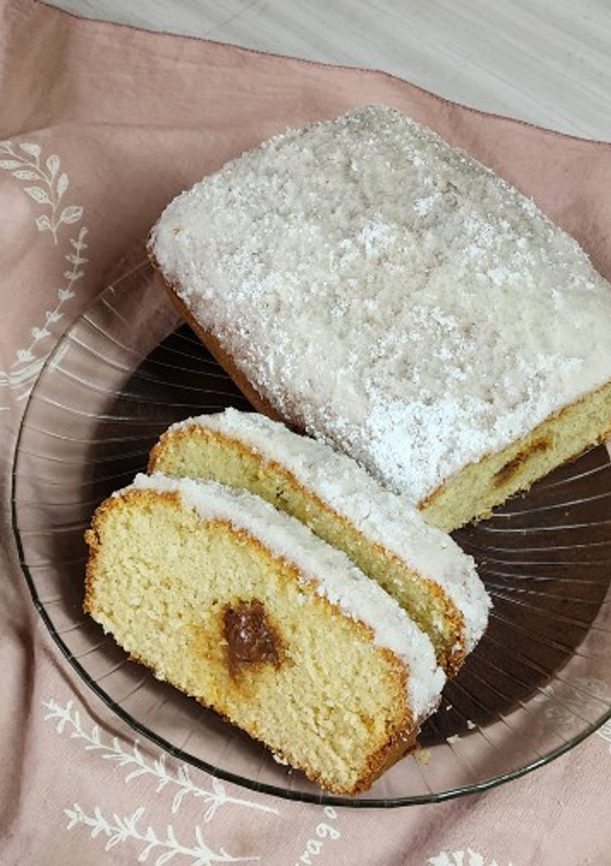 Una foto de 😍🥥 Budín húmedo de coco, relleno con dulce de leche con glaseado de coco 🥥😍