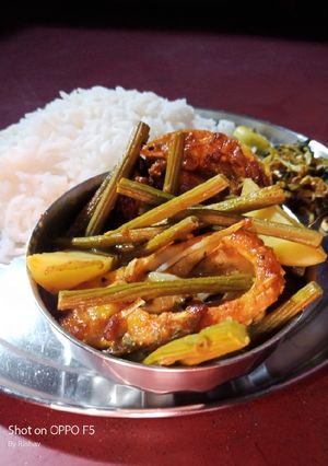 সজনে ডাঁটা দিয়ে মাছের ঝোল(Sojhne data diye macher jhol recipe in Bengali) রেসিপির প্রধান ছবি