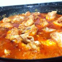A picture of Pasta de pollo picante / curry.