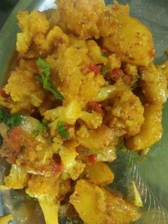 गोभी आलू की सब्जी (Gobhi aloo ki sabzi recipe in Hindi) रेसिपी मुख्य फोटो