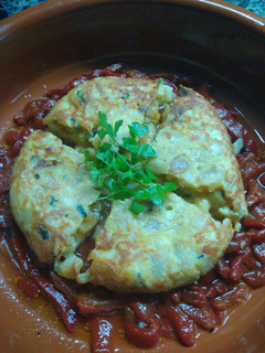 Una foto de Pintxo de tortilla de patatas y calabacín con base de pimientos asados