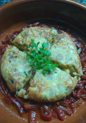 Foto principal de Pintxo de tortilla de patatas y calabacín con base de pimientos asados