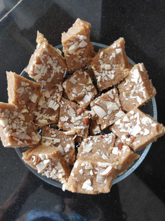સુખડી (Sukhdi recipe in Gujarati) રેસીપી મુખ્ય ફોટો