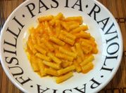 Una foto de pasta con salsa sriracha