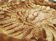 Una foto di pasta sfoglia dolce con mele