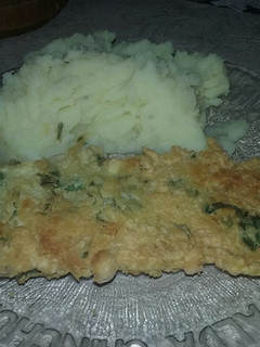 Una foto de Filet de merluza al escalope con puré con hierva