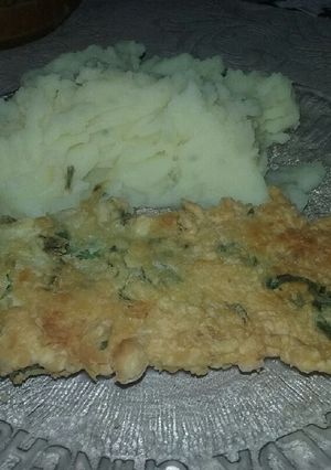 Una foto de Filet de merluza al escalope con puré con hierva