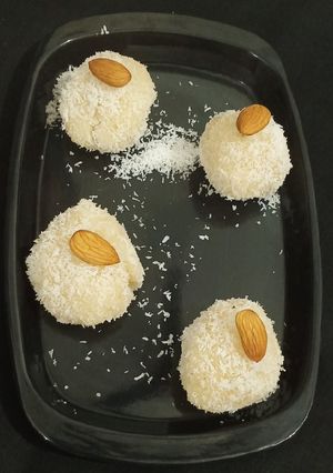 કોકોનટ લાડુ(coconut Ladoo Recipe in Gujarati) રેસીપી મુખ્ય ફોટો