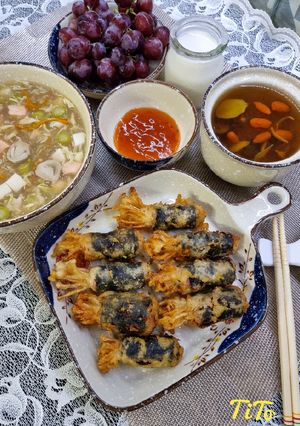 Hình của món Rong biển cuộn nấm kim châm.