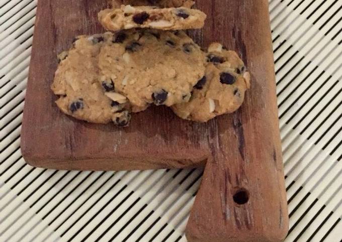 Oat and Nut Chocolate Cookies