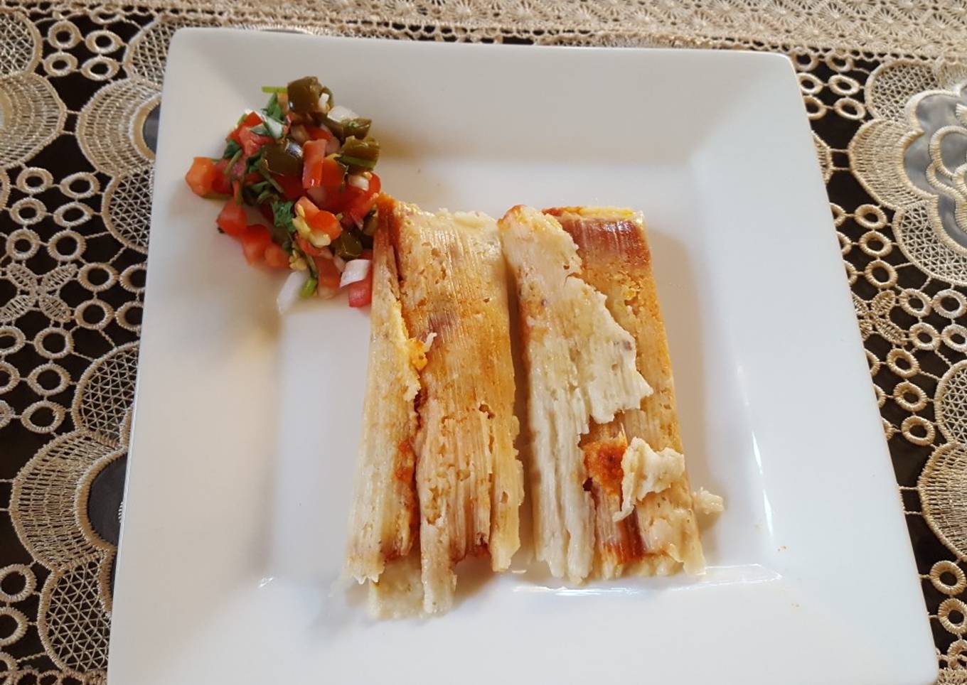 Tamales de pollo con mole rojo