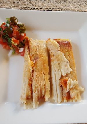 Una foto de Tamales de pollo con mole rojo